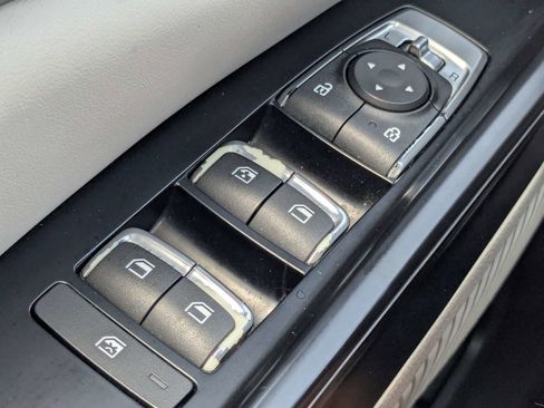 Used 2022 Kia Carnival LX FWD image 28