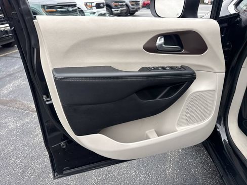 Used 2023 Chrysler Voyager LX FWD image 24