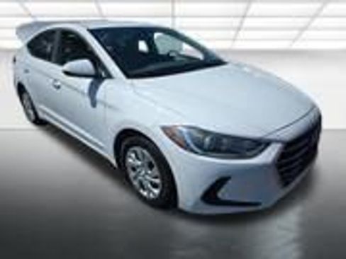 Used 2017 Hyundai Elantra SE image 2