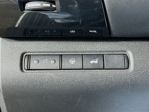 Used 2025 Nissan Pathfinder SV FWD image 17