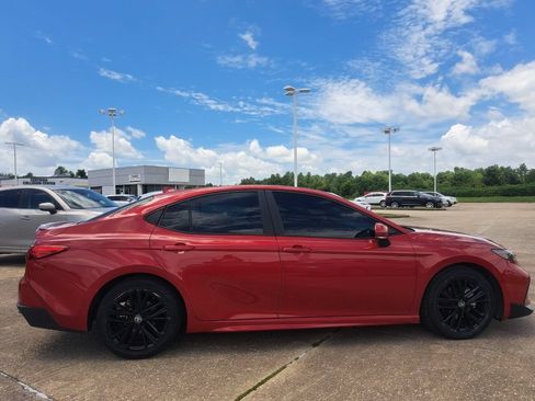 Used 2025 Toyota Camry SE w/ Convenience Package FWD image 3