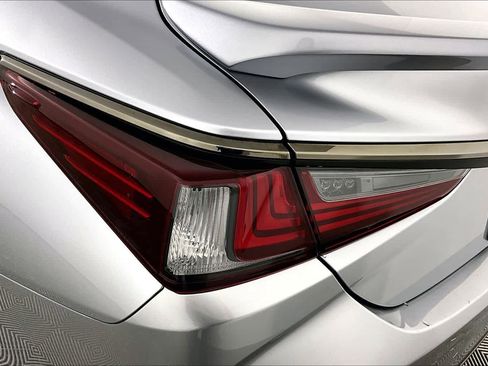 Used 2024 Lexus ES 300h F Sport image 27