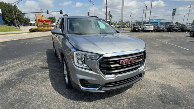 Used 2024 GMC Terrain SLE w/ Driver Convenience Package FWD image 3