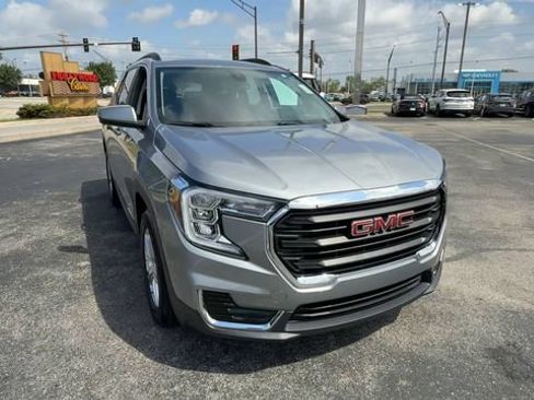 Used 2024 GMC Terrain SLE w/ Driver Convenience Package FWD image 3