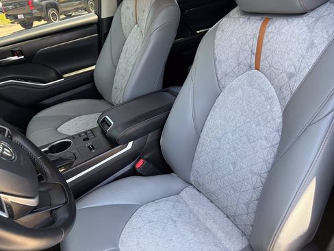 Used 2023 Toyota Highlander Bronze Edition FWD image 24