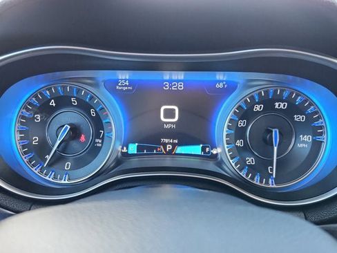 Used 2018 Chrysler 300 Limited image 17