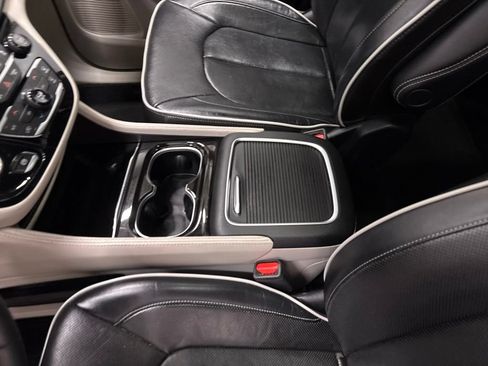 Used 2022 Chrysler Pacifica Limited AWD/4WD image 17