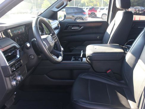 Used 2025 GMC Yukon XL Denali AWD/4WD image 17
