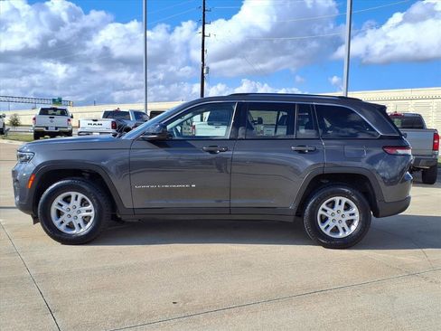 Used 2023 Jeep Grand Cherokee Laredo image 3