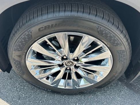 Used 2025 Toyota Grand Highlander AWD image 10