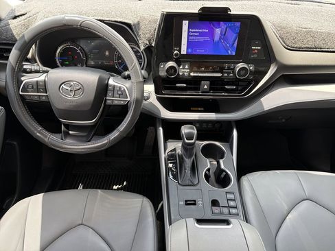 Used 2024 Toyota Highlander XLE FWD image 14