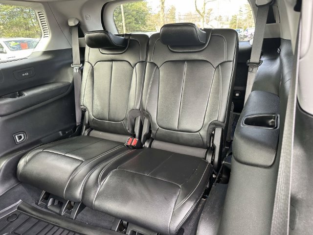 Used 2023 Jeep Grand Cherokee L Limited w/ Black Appearance Package AWD/4WD image 8