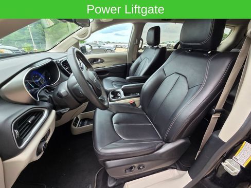 Used 2024 Chrysler Pacifica Touring-L FWD image 19