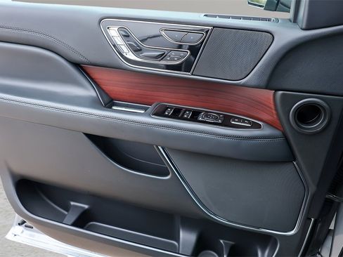 Used 2023 Lincoln Navigator Reserve image 19