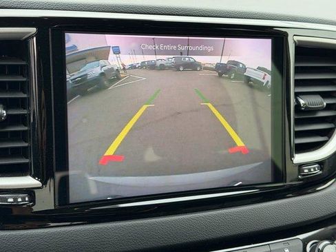 Used 2022 Chrysler Pacifica Touring-L image 28