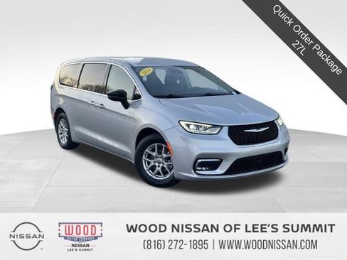 Used 2024 Chrysler Pacifica Touring-L image 1