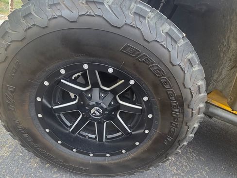 Used 2015 Jeep Wrangler Unlimited Rubicon w/ Connectivity Group image 16