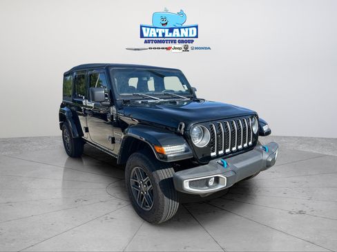 Used 2023 Jeep Wrangler Unlimited Sahara w/ Cold Weather Group AWD/4WD image 7