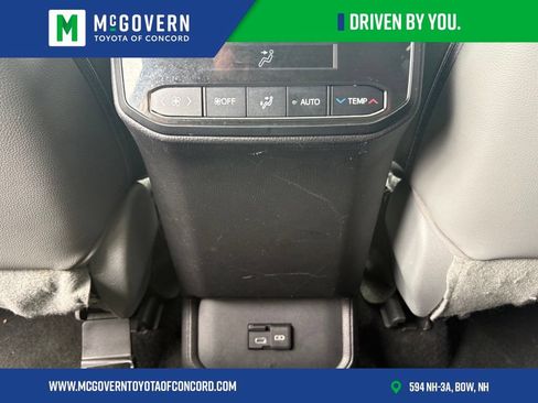 Used 2023 Toyota Highlander XLE AWD/4WD image 24