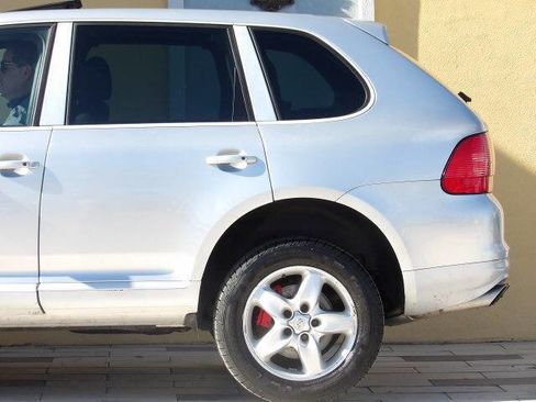 Used 2004 Porsche Cayenne Turbo image 6