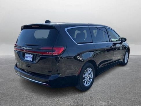 Used 2025 Chrysler Pacifica Select FWD image 8