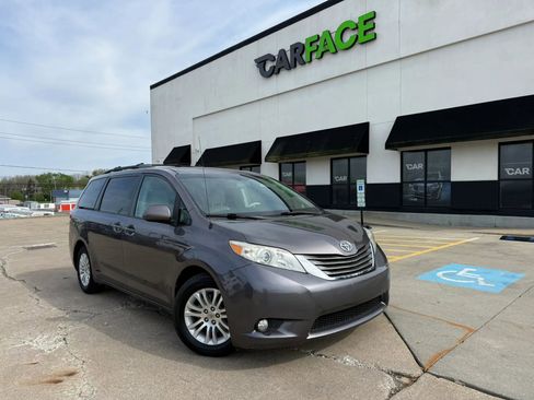 Used 2012 Toyota Sienna XLE image 1