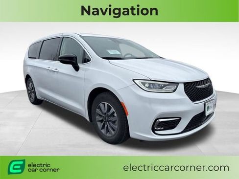 Used 2024 Chrysler Pacifica Select image 1