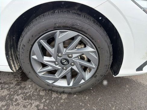 Used 2024 Hyundai Elantra SEL image 3
