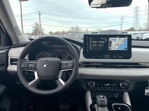 New 2025 Mitsubishi Outlander SE image 24