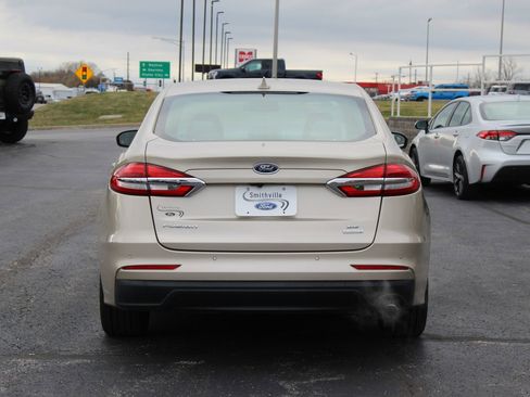 Used 2019 Ford Fusion SE image 4