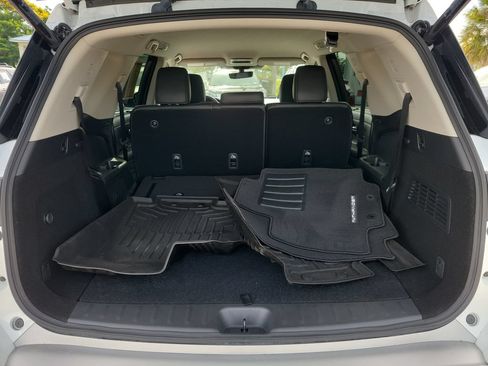 Used 2025 Nissan Pathfinder SL FWD image 8