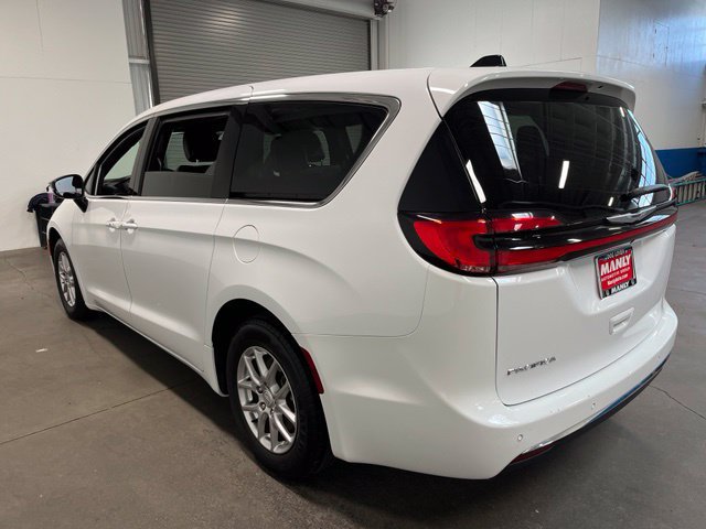 Used 2025 Chrysler Pacifica Select FWD image 4