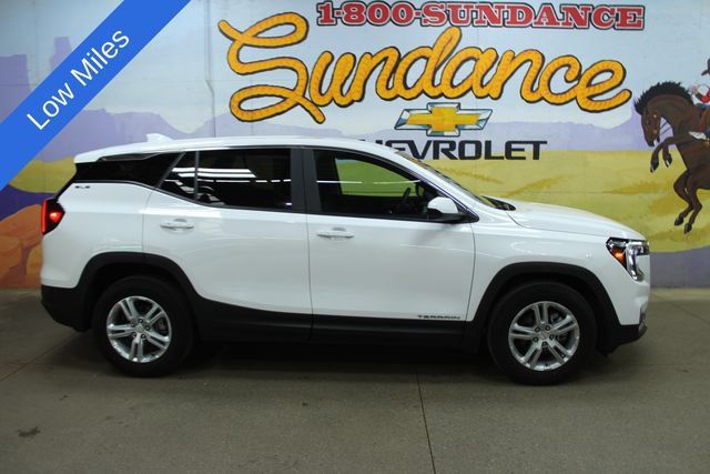 Used 2024 GMC Terrain SLE w/ LPO, Floor Liner Package FWD image 1