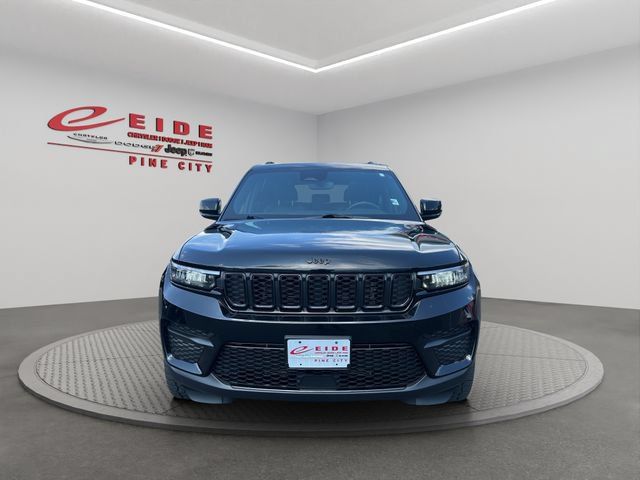 Used 2024 Jeep Grand Cherokee Altitude AWD/4WD image 13