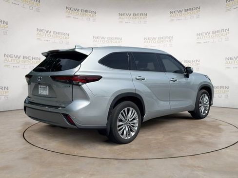Used 2024 Toyota Highlander Platinum AWD/4WD image 5