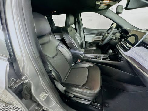 Used 2023 Jeep Compass Latitude image 30