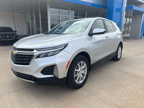 Used 2022 Chevrolet Equinox LT image 2