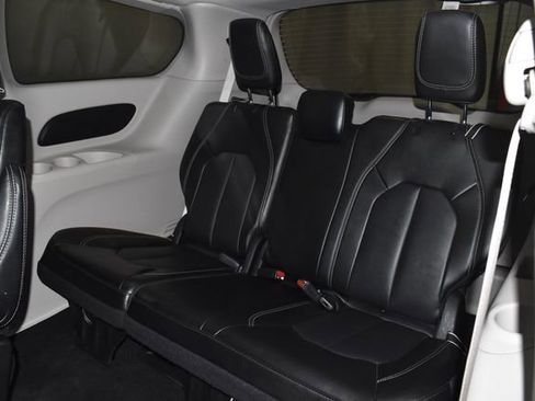 Certified 2024 Chrysler Pacifica Touring-L image 35