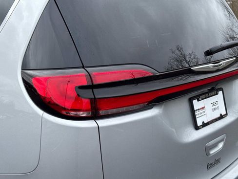 New 2026 Chrysler Pacifica Limited image 12