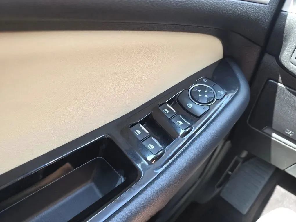 Used 2019 Ford Edge SEL w/ Equipment Group 201A FWD image 24