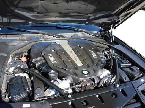 Used 2013 BMW 550i xDrive Sedan image 35