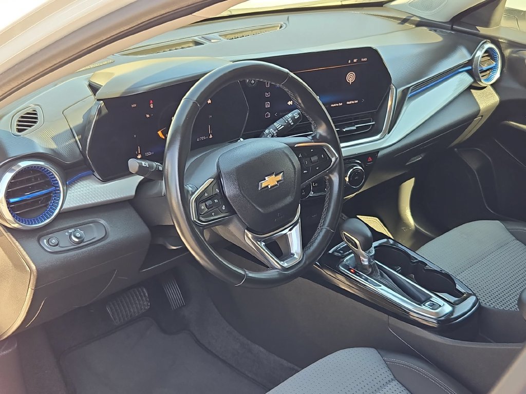 Used 2025 Chevrolet Trax LT w/ LT Convenience Package FWD image 13