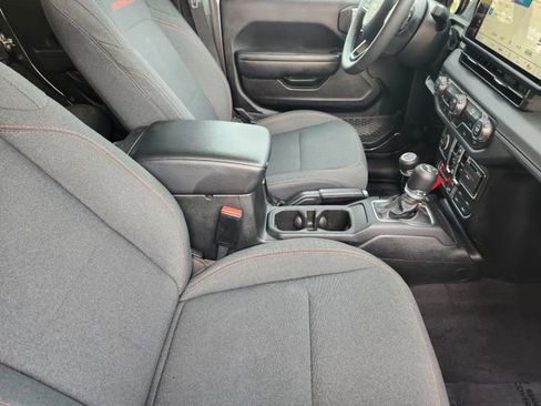 Used 2025 Jeep Wrangler Unlimited Rubicon AWD/4WD image 19