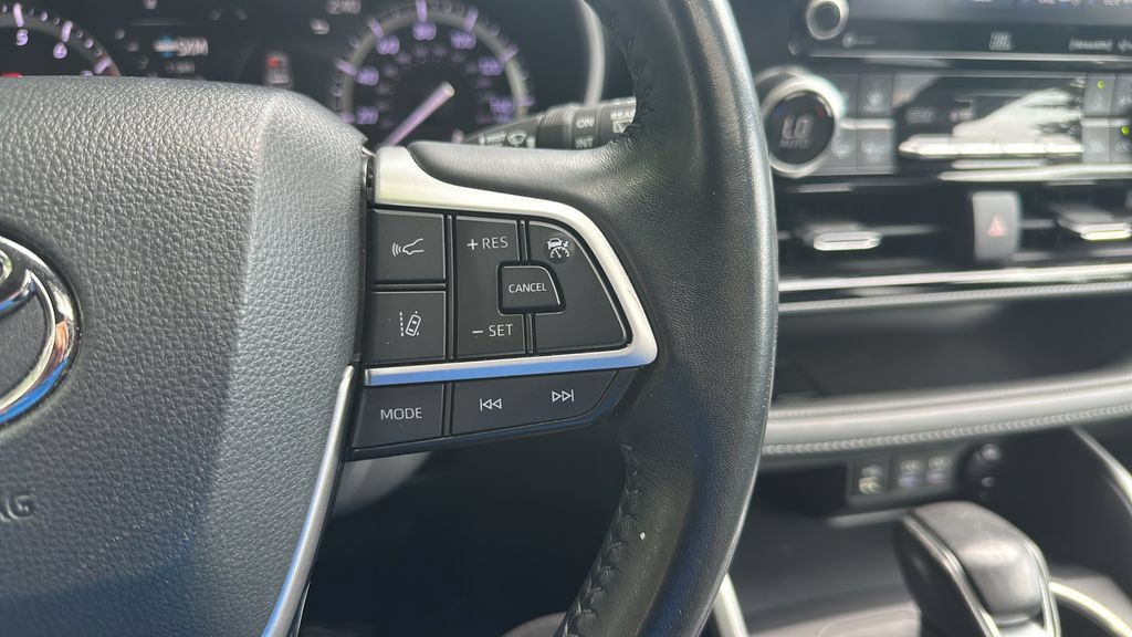 Used 2022 Toyota Highlander XSE FWD image 24