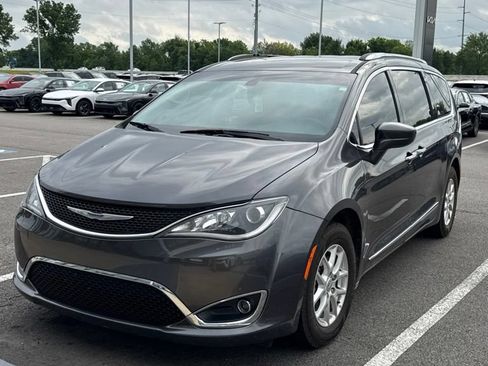 Used 2020 Chrysler Pacifica Touring-L FWD image 2
