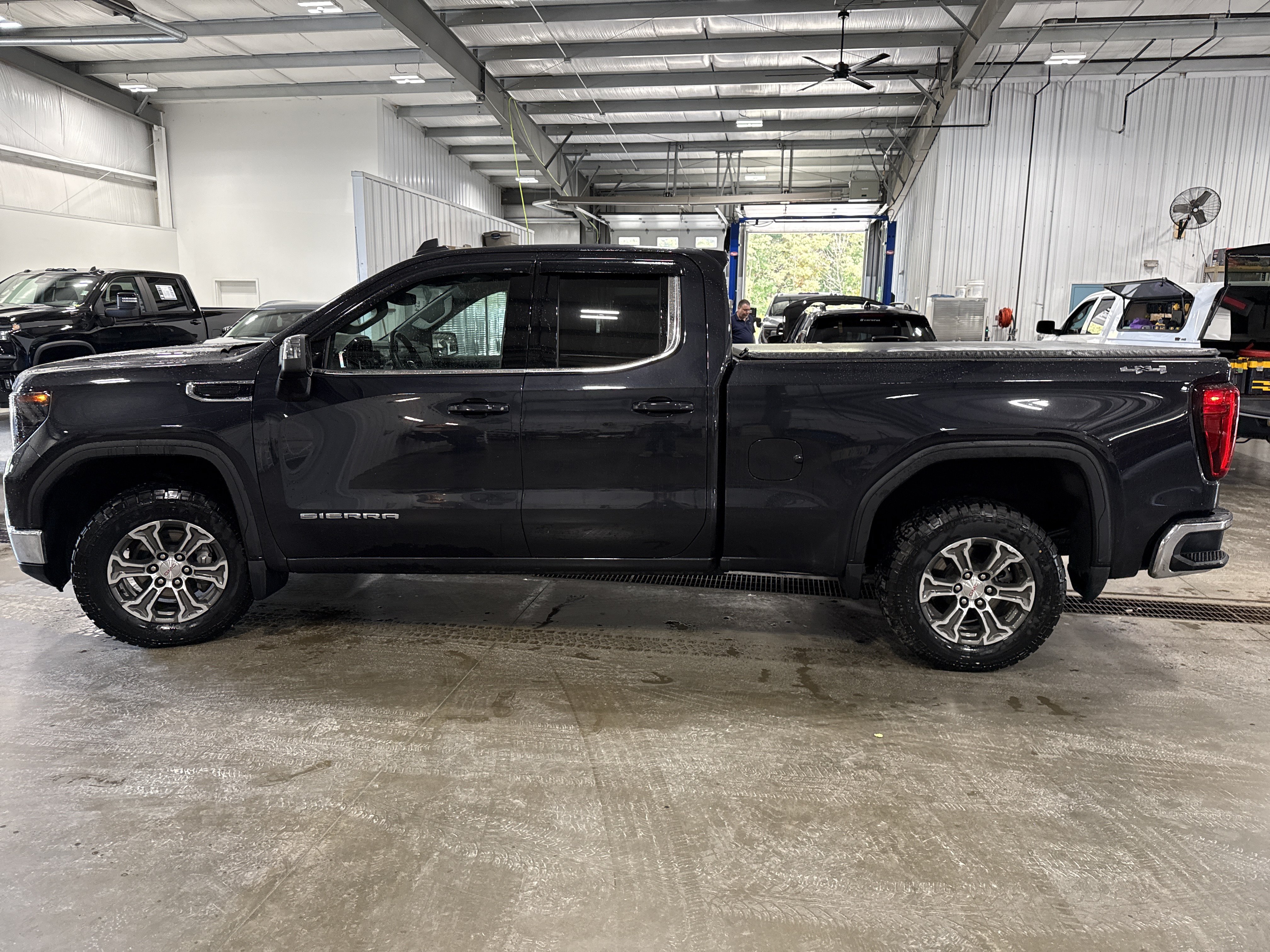 Used 2024 GMC Sierra 1500 SLE w/ Preferred Package AWD/4WD image 5