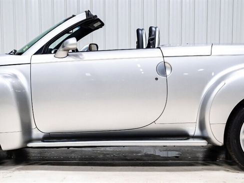 Used 2004 Chevrolet SSR w/ Preferred Equipment Group image 18