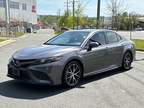 Used 2023 Toyota Camry SE image 2