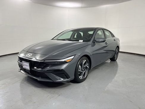 Used 2025 Hyundai Elantra SEL FWD image 2