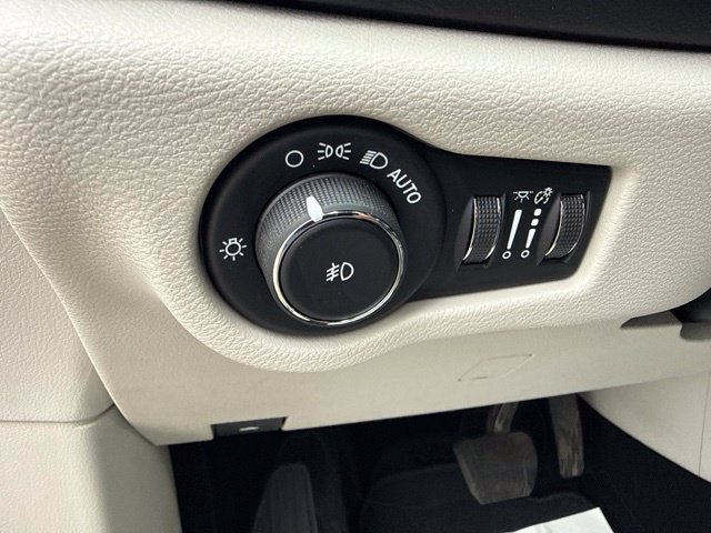 Used 2020 Chrysler Pacifica Limited FWD image 13